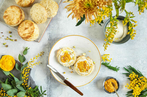 OP Ostern: Buttermilch-Scones mit Crème fraîche und Cranberrykompott
