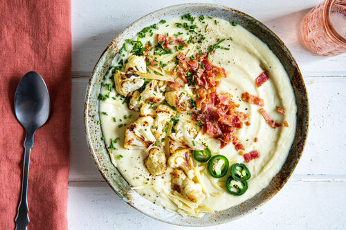 Kartoffel-Blumenkohl-Suppe mit Bacon und Jalapeño-Schnittlauch-Topping