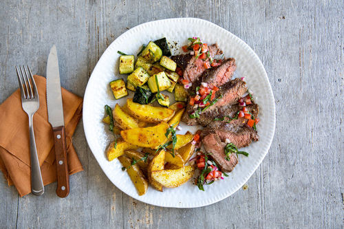 V1: Rindersteak mit Bruschetta-Salsa dazu gebackene Kartoffeln und Zucchini