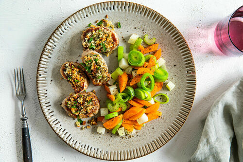 Zarte Schweinemedaillons Low Carb mit Kräuter-Mandel-Kruste und Kohlrabigemüse