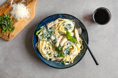 Cremige Hühnchen-Tagliatelle in Ricotta-Spinat-Sauce