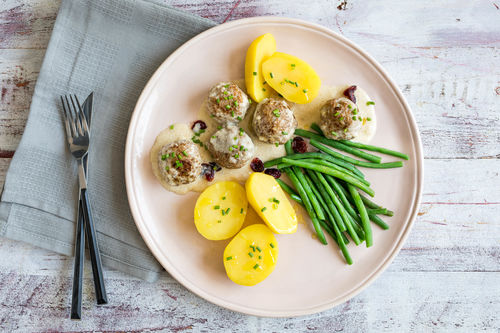 Schwedische Köttbullar mit Kartoffeln an Cranberryrahm