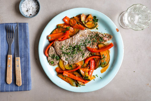 Zarte Kräuter-Kalbsschnitzel mit tomatisierten Zucchini