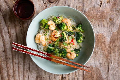 Karamellisierte Garnelen mit Brokkoli und Vermicelli