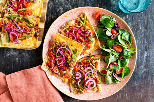 Vegetarischer Thunfisch-Flammkuchen mit grünen Bohnen und Feldsalat