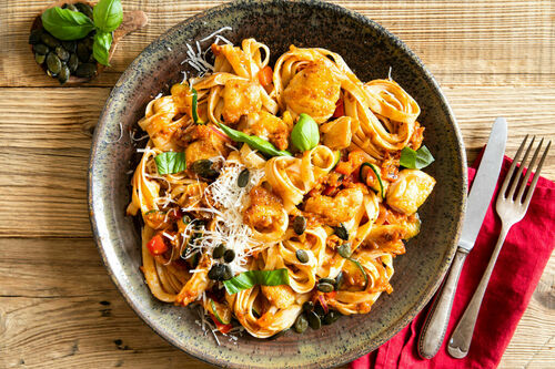 V1: Zucchini-Hähnchen-Pasta mit Tomaten-Oliven-Pesto und Basilikum