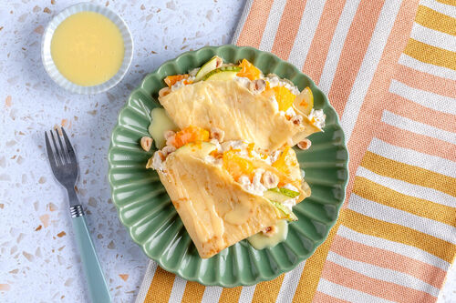 Fruchtige Ricotta-Crêpes mit weißer Schokoladensauce