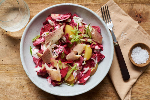 Pinker Kartoffelsalat mit Räucherforelle und Joghurt