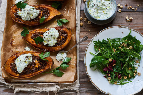 Gebackene Süßkartoffeln mit Linsen und Gurken-Kräuter-Dip