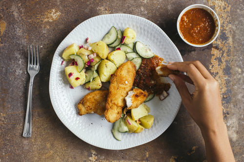 Knusprige Hähnchennuggets mit Tomatensalsa und Kartoffelsalat