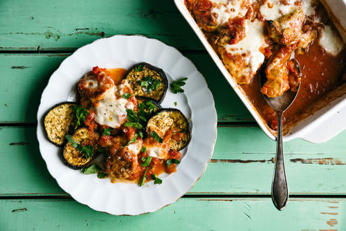Überbackenes Mozzarella-Huhn mit Aubergine und Tomaten