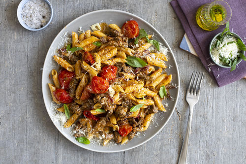 Schnelle Rindfleisch-Penne mit Kirschtomaten und Basilikum