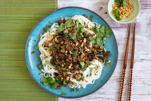 Auberginen-Hackfleisch-Pfanne mit Erdnüssen und Reisbandnudeln