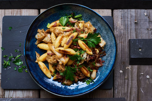 Schupfnudel-Krautfleckerl mit Speck und Petersilie