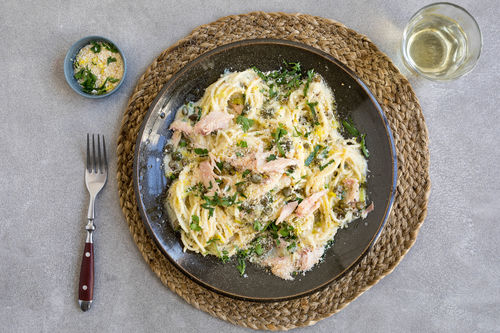 Spaghetti mit Räucherforelle in cremiger Lauchsauce mit Zitrone