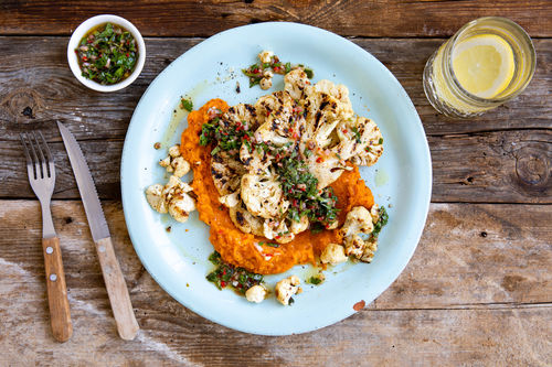 Chimichurri-Blumenkohlsteak mit Süßkartoffel-Paprika-Püree