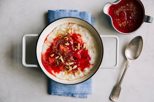 Zitronen-Milchreis mit Pflaumenkompott und Pinienkernen