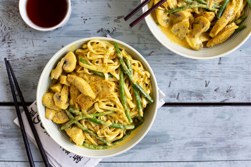 Thailändische Hähnchenstreifen mit Mie-Nudeln in gelber Currysauce
