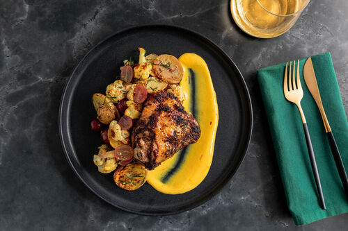 Sumach-Hähnchen mit Safran-Joghurt an Kartoffel-Blumenkohl-Salat mit Trauben