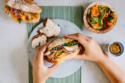 Bánh-Mì-Hähnchensandwich mit cremiger Erdnusssauce