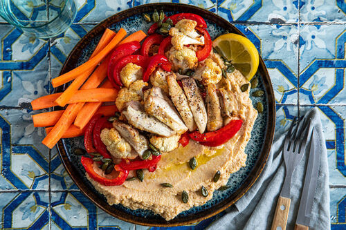 Low Carb: Hähnchen auf Blumenkohlhummus mit Karotte und Paprika