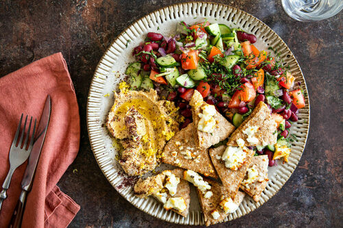Superfix: Libanesischer Hummusteller mit Feta und Gurken-Bohnen-Salat