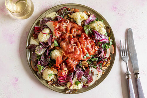 Blumenkohlsalat mit Serrano und Apfel in einem würzigen Käsedressing