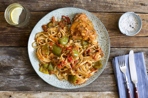 Baskische Hähnchenkeulen mit scharfem Paprikagemüse und Pasta