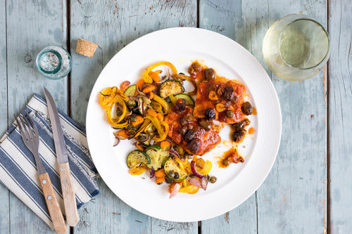 Mediterranes Kabeljaufilet in Tomatensauce, dazu Ofengemüse