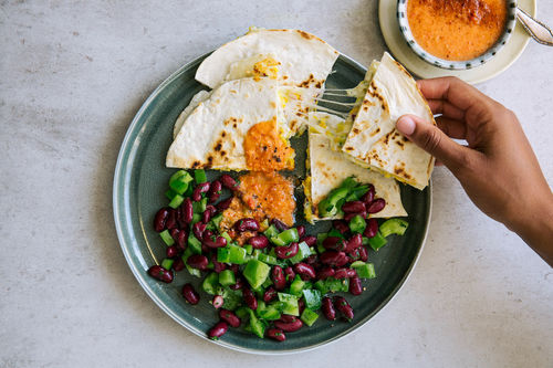 Mexikanische Quesadillas mit roten Bohnen und Tomatensalsa
