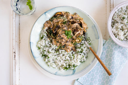Cremiges Pilz-Stroganoff mit Babyspinat und Petersilienreis