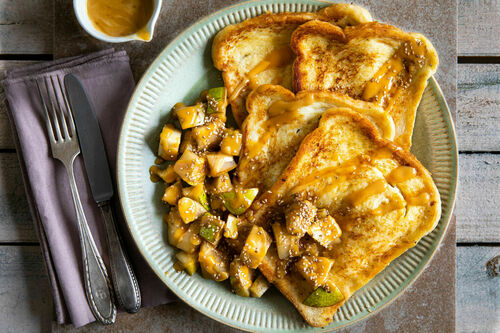 Arme Ritter mit pochierter Birne und Miso-Karamell-Sauce