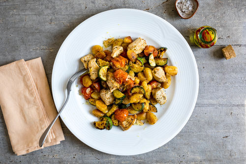 Griechisches Zitronenhähnchen mit Zucchini-Gnocchi und Tomaten
