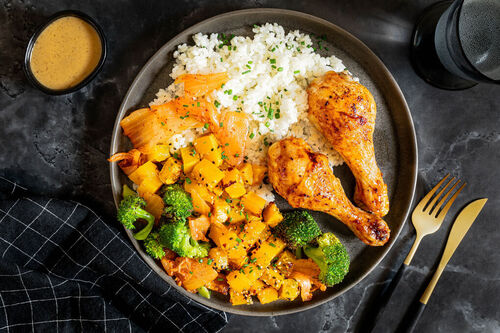 Hähnchendrumsticks mit Kimchi-Glasur dazu Ofengemüse und Sushireis