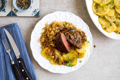 Schwäbischer Zwiebelrostbraten mit Sauerkraut und Bratkartoffeln