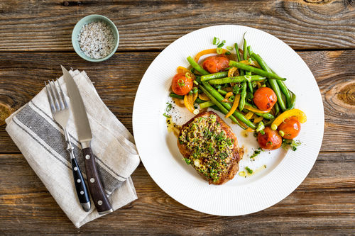 Zarte Minutensteaks mit Senf und Bohnen-Kirschtomaten-Salat