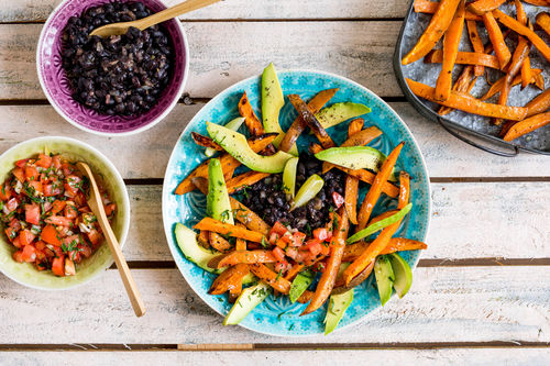 Kubanische Süßkartoffelpommes mit Bohnen, Avocado und Tomatensalsa