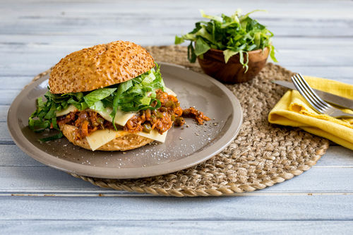 Saftige Gemüse-Sloppy-Joes mit Gouda und Walnusskernen