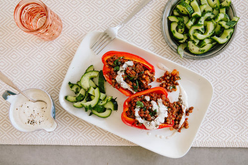Gefüllte Paprika mit Linsen dazu Gurkensalat und Tahinidip