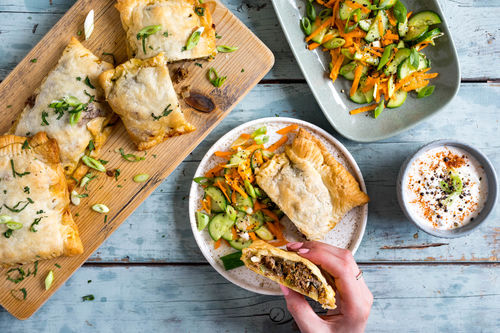 Rindfleisch-Gemüse-Empanadas mit buntem Salat und Joghurtdip
