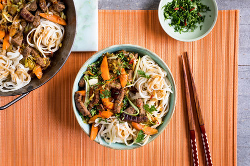 Asia-Nudelpfanne de luxe mit zartem Rindergeschnetzeltem