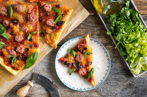 Salsiccia-Mozzarella-Pizza mit Oliven und Basilikum