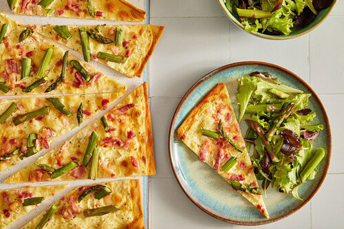 Flammkuchen mit Spargel und Speck dazu gemischter Blattsalat