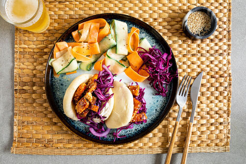 V1: Baos mit Rotkohl und Schweinebauch dazu Karotten-Gurken-Salat