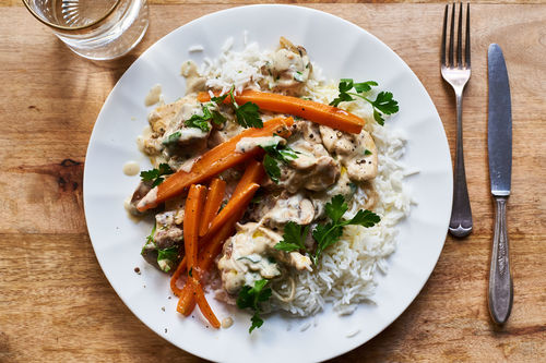 Schnelles Hühnchen-Stroganoff mit Champignons und Karotten