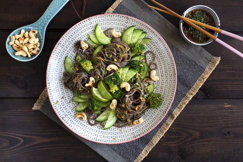 Brokkoli-Cashew-Sobanudelsalat mit Gurke und Ingwer