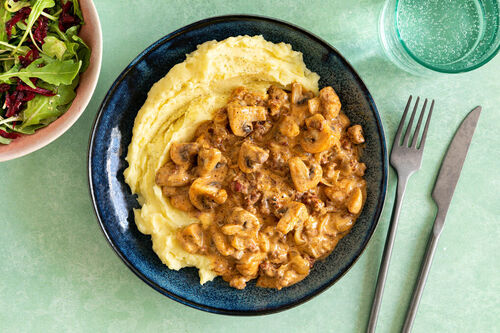 Superfix: Rindswurst Stroganoff-Art mit Kartoffelpüree und Rucola-Rote-Bete-Salat