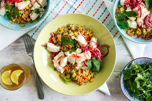 Peruanisches Kabeljau-Ceviche mit geröstetem Mais und Quinoa