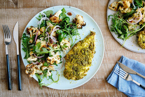 Gebackenes Pistazien-Hähnchen dazu Rucola-Rosinen-Salat mit Blumenkohl