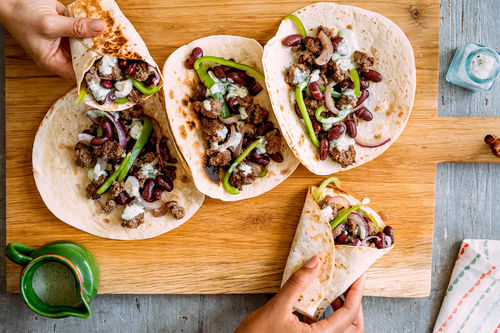 Saftige Rindfleischburritos mit roten Bohnen und Koriandercreme